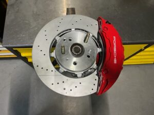 Big Brake Kit Przód Porsche 6 tłoków Lekki 370x32mm MQB Audi A3, S3 8V, VW Golf 7/7.5 GTI, R