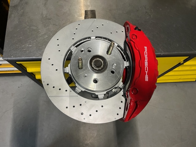 Big Brake Kit Przód Porsche 6 tłoków Lekki 370x32mm MQB Audi A3, S3 8V, VW Golf 7/7.5 GTI, R