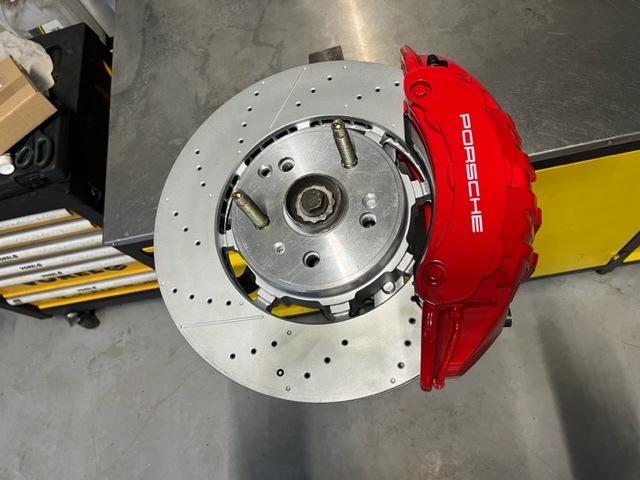 Big Brake Kit Przód Porsche 6 tłoków Lekki 370x32mm MQB Audi A3, S3 8V, VW Golf 7/7.5 GTI, R - obrazek 2