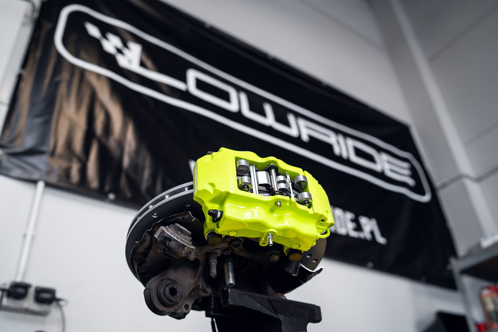 Big Brake Kit Tył Porsche 4 tłoki 350x24mm BMW E90, E91, E92, E93, E81, E82, E87, E88 - obrazek 2