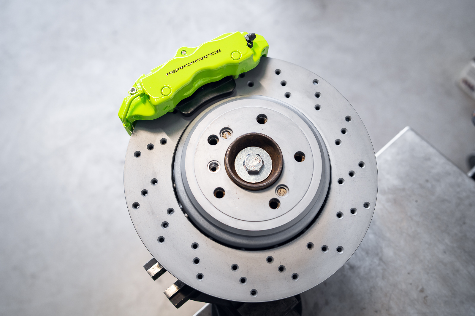 Big Brake Kit Tył Porsche 4 tłoki 350x24mm BMW E90, E91, E92, E93, E81, E82, E87, E88 - obrazek 4