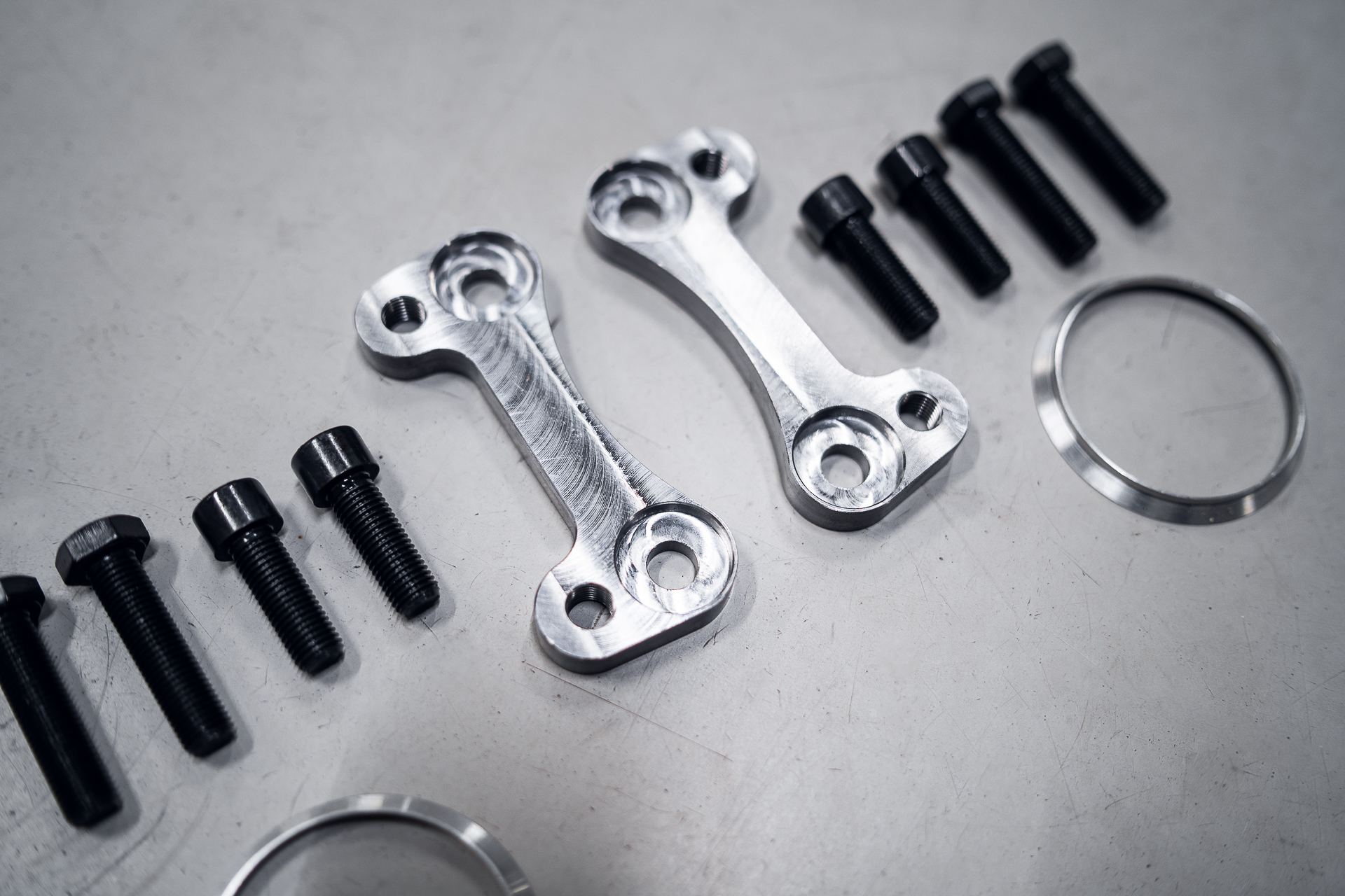 Zestaw montażowy konwersji hamulców tył 356mm Audi S3 8V, VW Golf 7 GTI R, Arteon MQB (również z elektrycznym ręcznym)